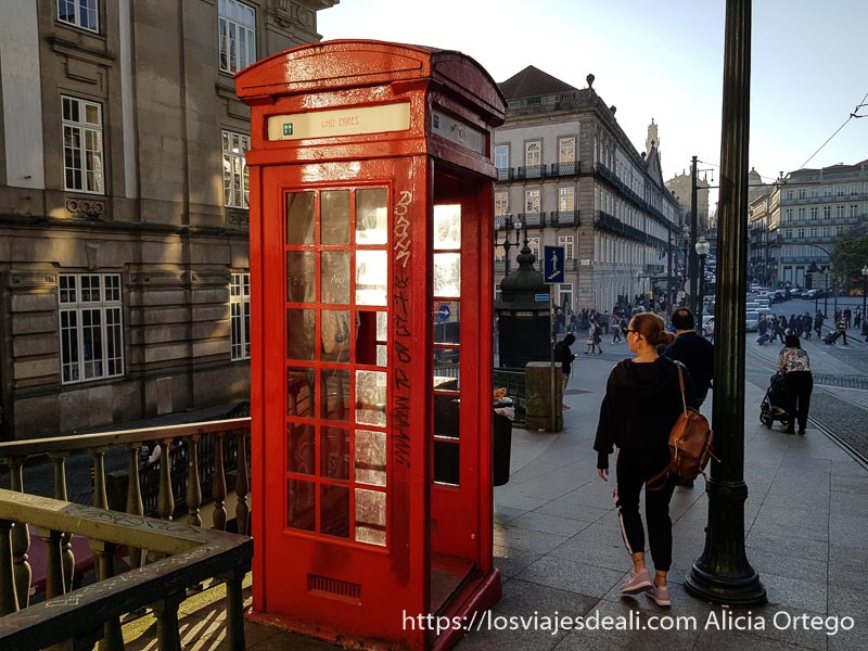 cabina de teléfono roja como las de londres en Oporto