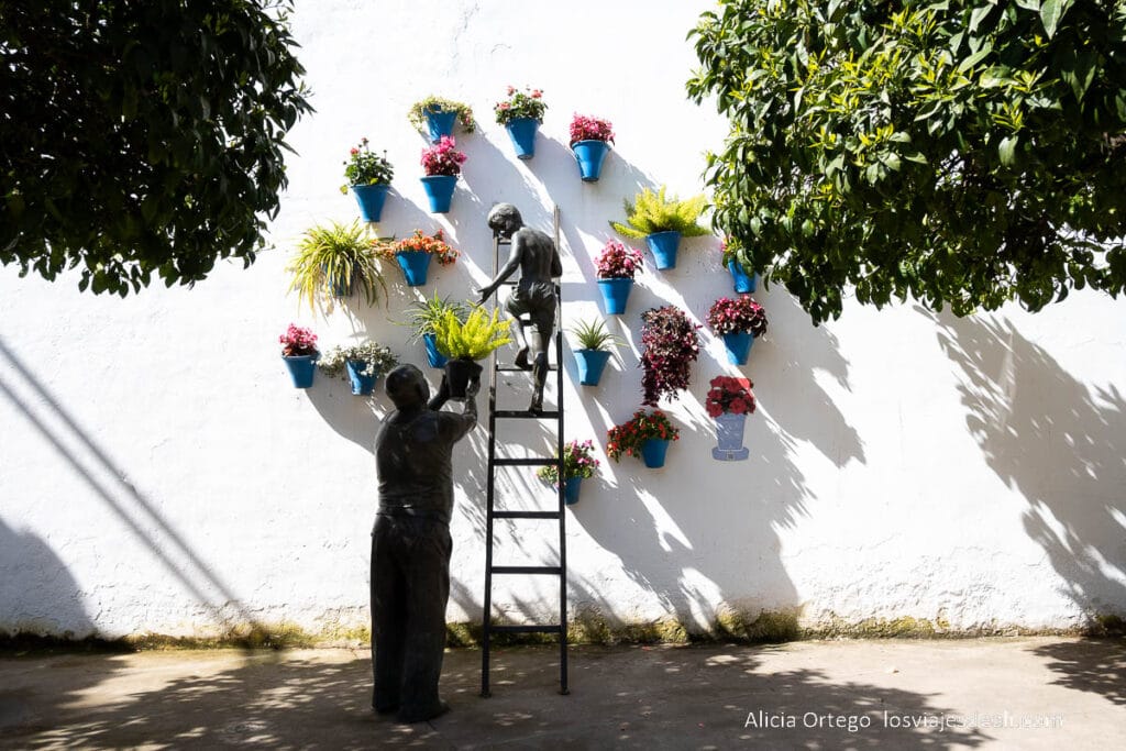 monumento a los patios de córdoba con el abuelo y el nieto