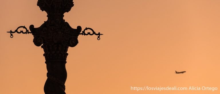 silueta del cruceiro de la se y un avión volando razones para viajar a oporto