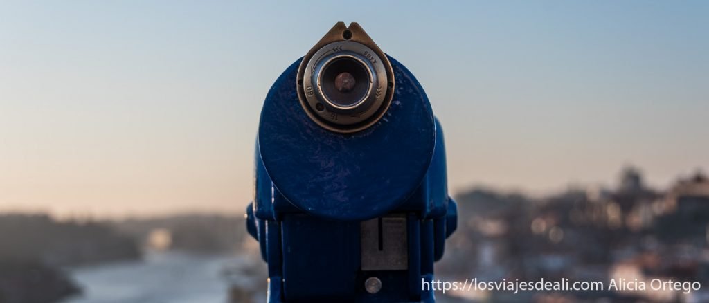 Sugerencias de viaje para escapar de la rutina 15 en el centro de la foto prismáticos y de fondo desenfocado con luz de atardecer oporto en sugerencias de viaje para semana santa