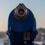 en el centro de la foto prismáticos y de fondo desenfocado con luz de atardecer oporto en sugerencias de viaje para semana santa