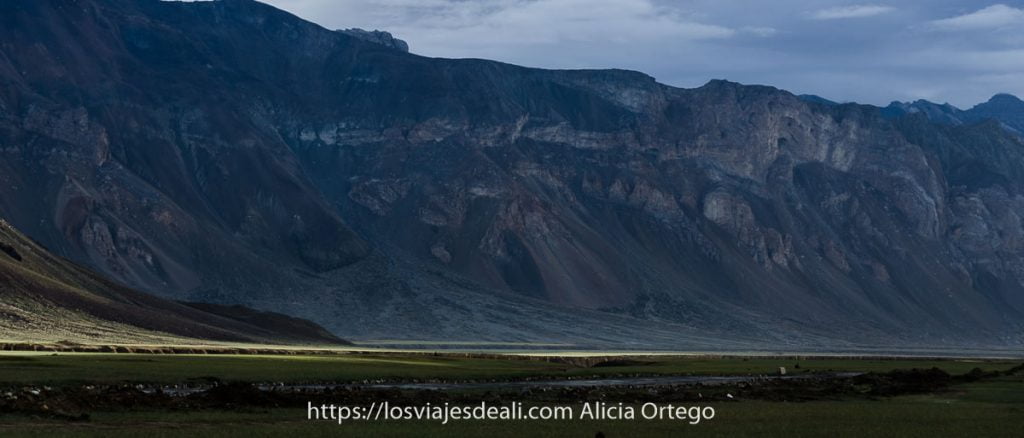 Amaneceres del mundo que siempre recordaré 8 valle con gran montaña y luz del sol iluminando un camino verde uno de los amaneceres del mundo