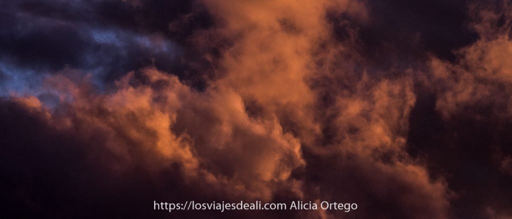 Novela policíaca, de suspense o novela negra para viajar 10 grandes nubes coloreadas por puesta de sol en naranja y malva para ilustrar post de novela policíaca, de suspense y novela negra