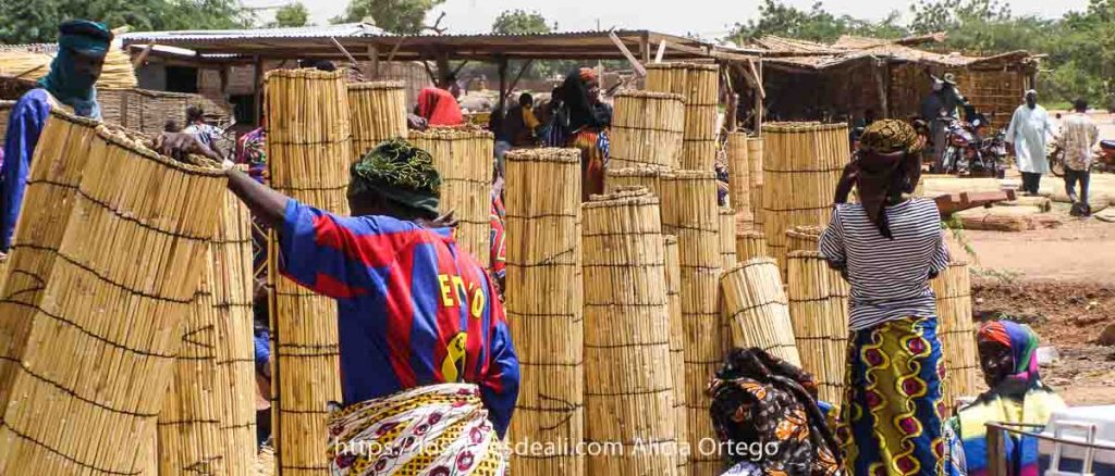 Mi primer mercado africano en el Sahel de Burkina Faso: Gorom Gorom 7 puesto de esterillas con mujeres y niñas comprando en el mercado africano de gorom gorom