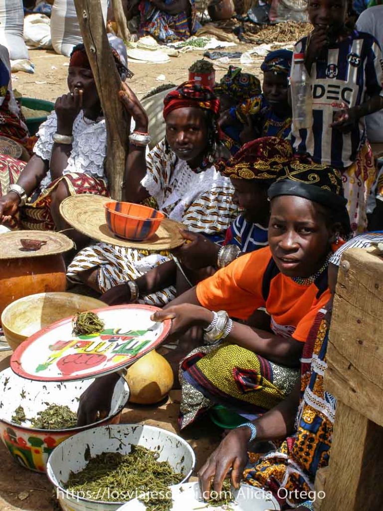 Mi primer mercado africano en el Sahel de Burkina Faso: Gorom Gorom 74 niñas sentadas en el suelo vendiendo verdura cocida en palanganas blancas en el mercado africano de gorom gorom