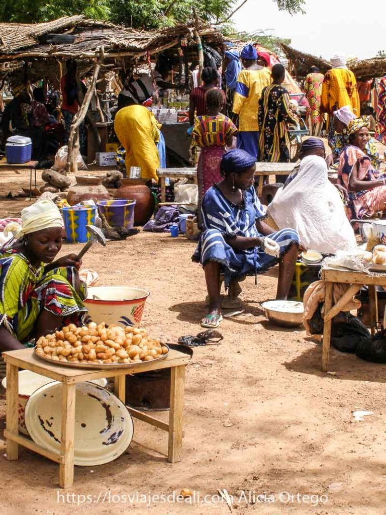 Mi primer mercado africano en el Sahel de Burkina Faso: Gorom Gorom 73 mujeres sentadas en banquetas bajitas vendiendo patatas en el mercado africano de gorom gorom