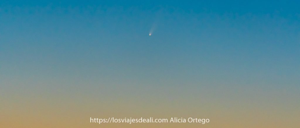 6 relatos y novelas de viaje que no te deberías perder 12 foto del cometa neowise en el cielo del amanecer para portada de relatos y novelas de viaje