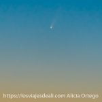 foto del cometa neowise en el cielo del amanecer para portada de relatos y novelas de viaje