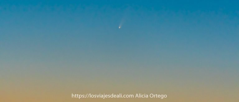 foto del cometa neowise en el cielo del amanecer para portada de relatos y novelas de viaje