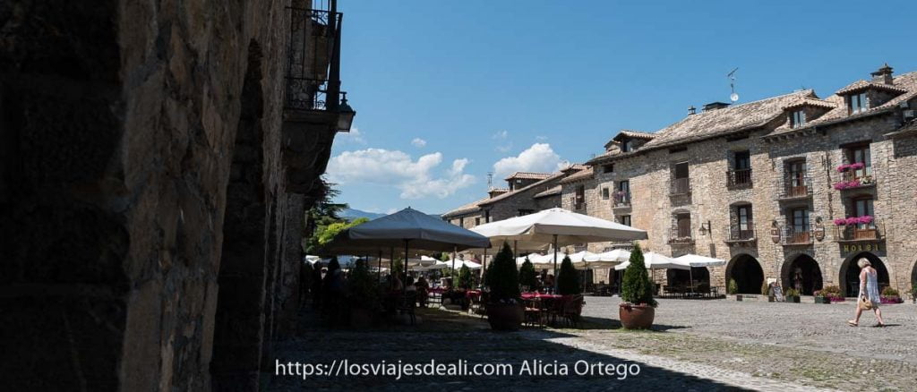 Aínsa, uno de los pueblos más bonitos de España 4 plaza mayor de Aínsa con casas de piedra con soportales en forma de arco