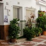 consejos para sentirte como un local calle de casas bajitas blancas con plantas en las puertas y dos señoras hablando