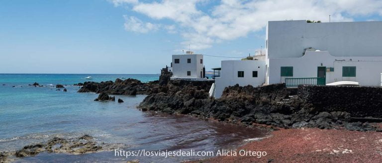 guia fuerteventura y lanzarote casas blancas sobre rocas volcánicas en punta mujeres