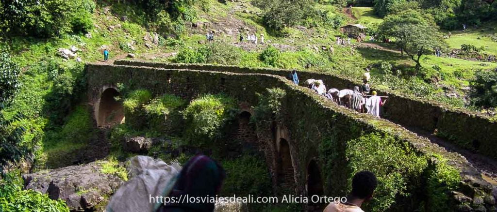 Recuerdos de Etiopía, un país que rompe esquemas 1 recuerdos de etiopía paisaje verde con puente de piedra medieval y etíopes cruzándolo