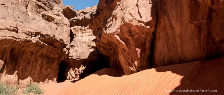Le Cirque de Ouanagan y su laberinto de piedra, un rincón del Sahara 2 duna de arena roja que se amontona contra paredes de piedra en Le cirque de Ouanagan