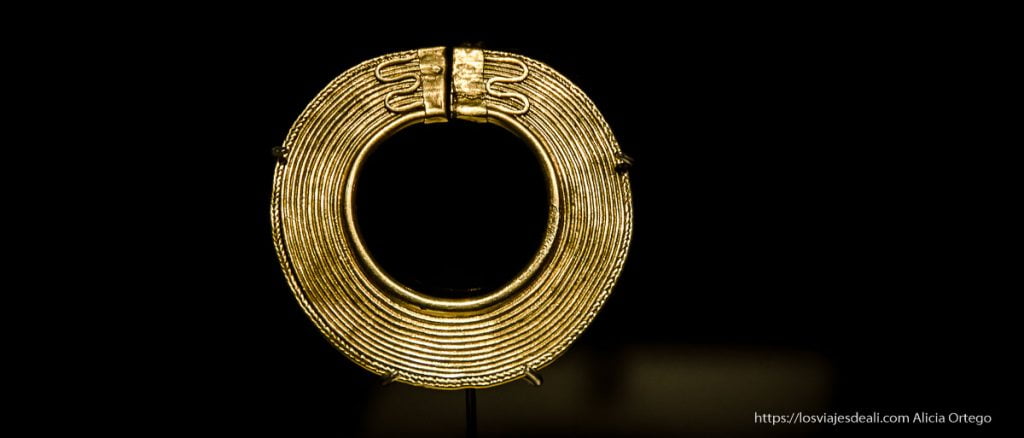 Museos arqueológicos del mundo 4 museos arqueológicos: collar de oro con serpientes en el broche