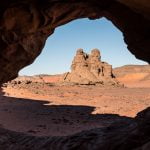 paisaje desierto sahara a través de arco de piedra