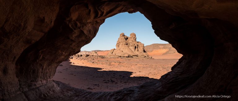 paisaje desierto sahara a través de arco de piedra