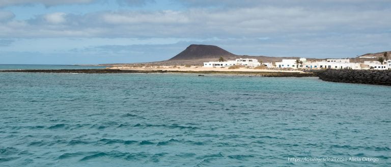 Excursión de un día a la isla de La Graciosa: la canaria que se me resiste 20 mar de color turquesa con la isla de La Graciosa, casas blancas y volcán