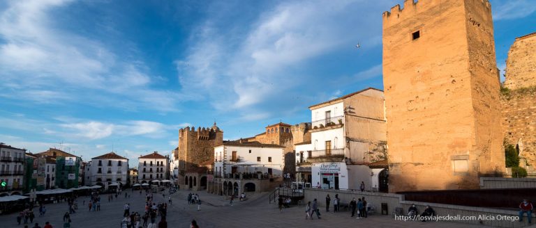 Cáceres en imágenes y sensaciones: una ciudad Patrimonio de la Humanidad por derecho propio 2 plaza mayor de cáceres al atardecer