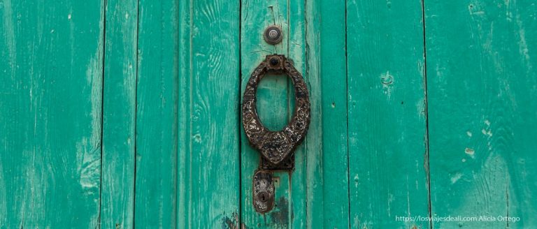 Teguise (Villa): qué ver y qué hacer en la antigua capital de Lanzarote 19 puerta pintada de verde con aldabón de hierro y mirilla en Teguise