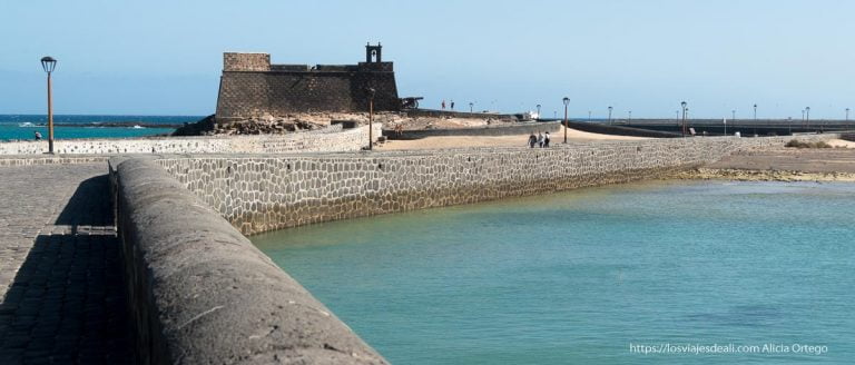Qué ver en Arrecife, la capital de Lanzarote 18 castillo de san gabriel al fondo del puente nuevo y con mar a los lados