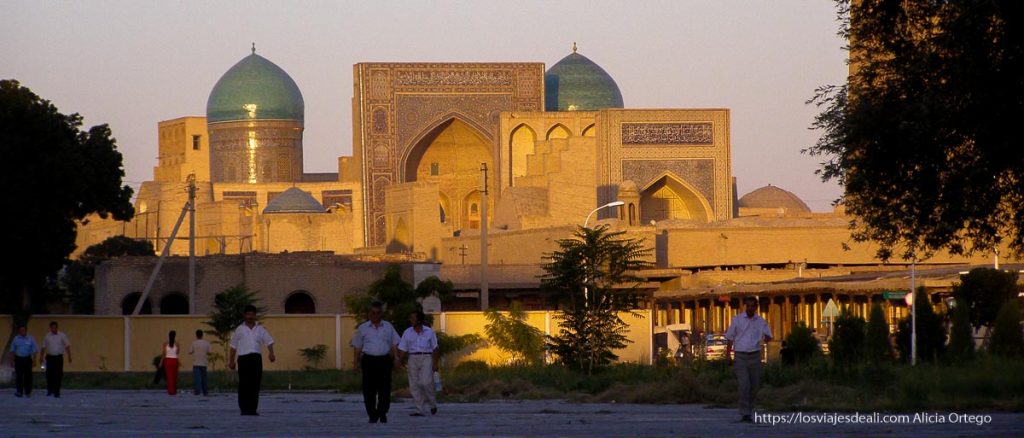 Recuerdos de la Ruta de la Seda, un viaje inolvidable 2 atardecer con las madrasas llenas de azulejos de Bukhara en la ruta de la seda