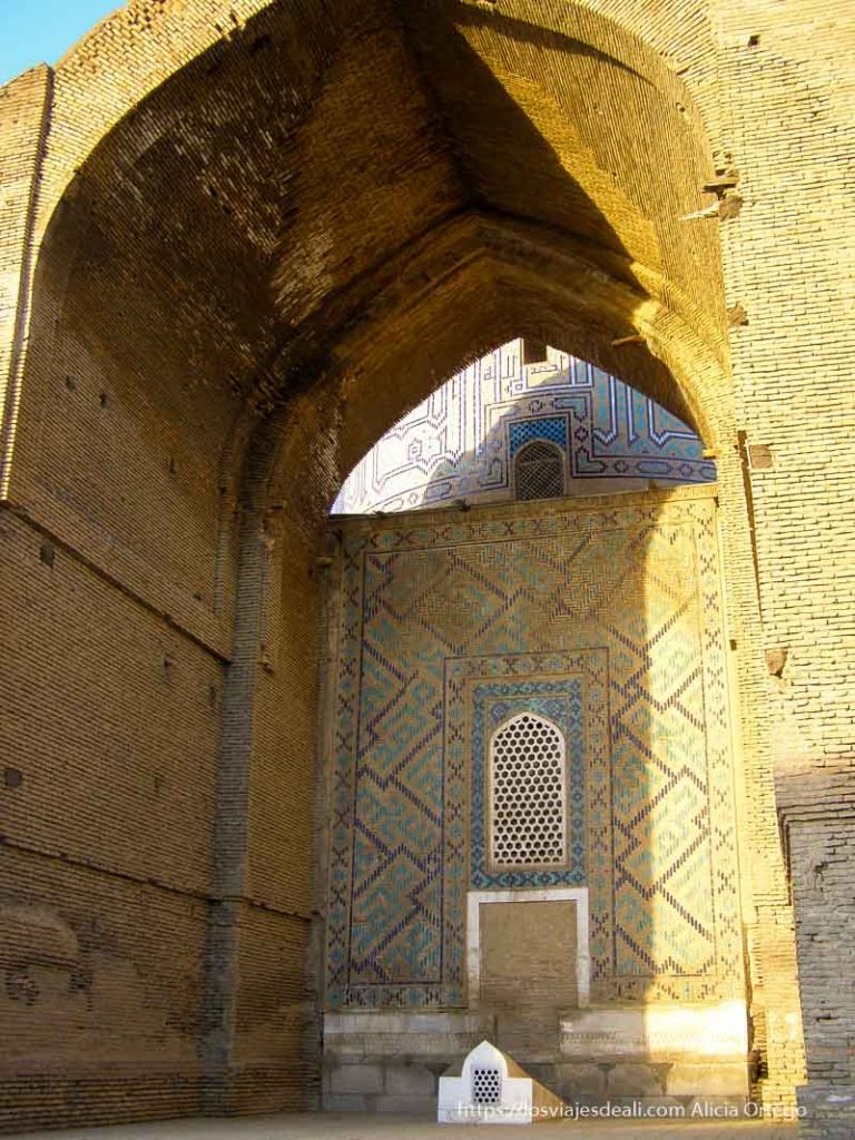 Recuerdos de la Ruta de la Seda, un viaje inolvidable 75 puerta terminada en arco del mausoleo de samarcanda con ladrillo y azulejos en colores azules