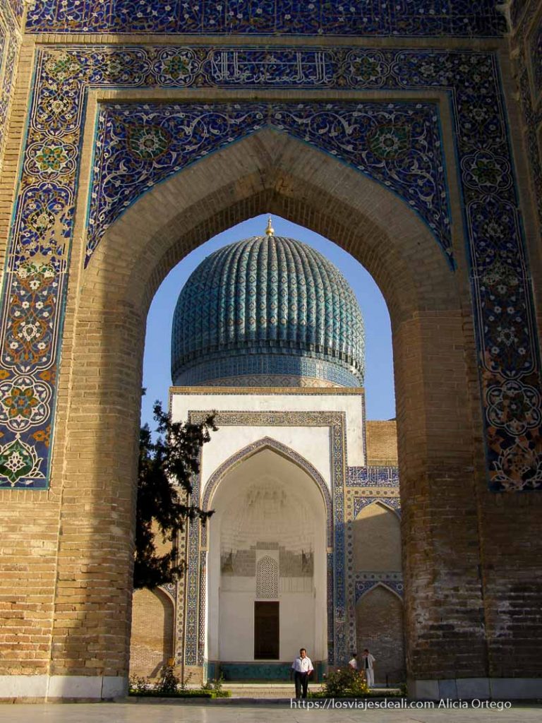 Recuerdos de la Ruta de la Seda, un viaje inolvidable 74 puerta que da paso al patio y mausoleo de Samarcanda con gran cúpula azul