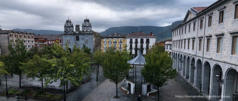 plaza foru de Orduña con iglesia con dos campanarios