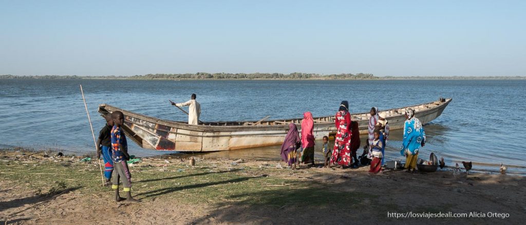 Lago Chad: entre vacas kuri y la amenaza terrorista 17 lago chad con barca y mujeres en la orilla