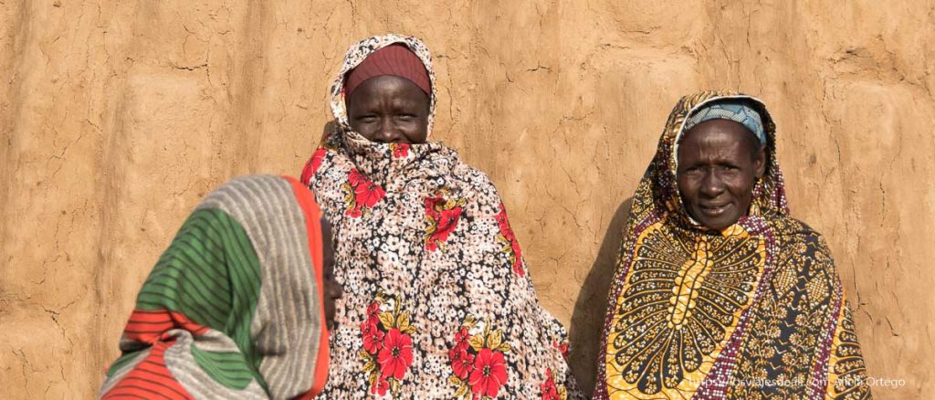 24 horas con los Musgum de Chad, una experiencia muy intensa 14 mujeres musgum de chad con un muro de barro detrás