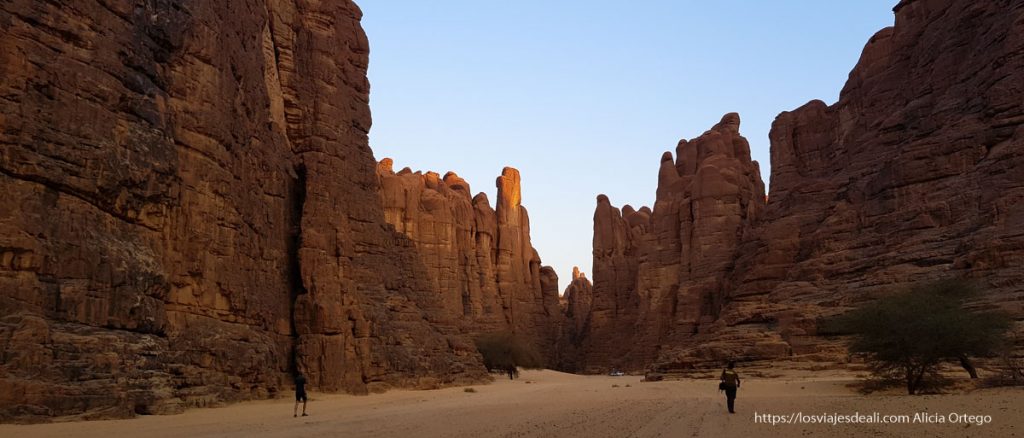 Qué ver en Ennedi, el tesoro de Chad 12 Ennedi caminando por el barranco de Bashileke