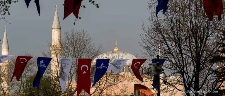 guia de estambul mezquita de santa sofía y banderas con imagen de ataturk