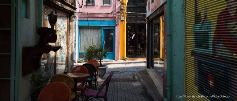 casas de colores y terraza en balat estambul desconocido