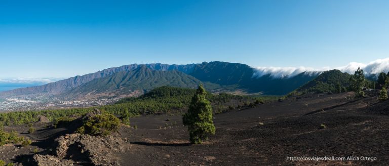 panorámica de montañas y cascada de nubes rutas fáciles en la palma