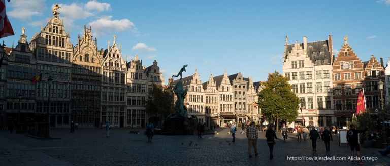 amberes plaza del ayuntamiento con la estatua de brabo