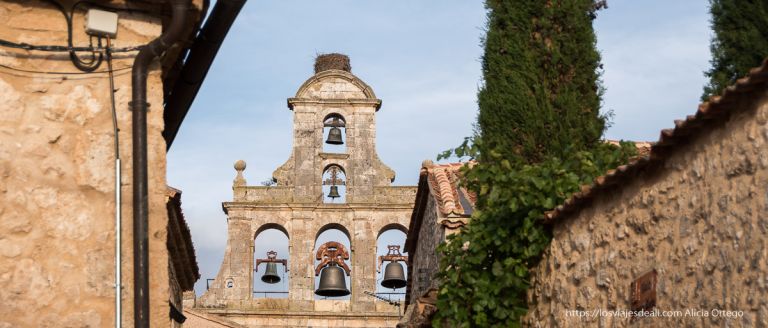 Qué ver en Maderuelo, un precioso pueblo medieval de Segovia 8 qué ver en maderuelo espadaña de la iglesia con las cinco campanas
