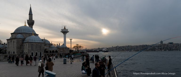 muelle de Üsküdar con pescadores con caña y una mezquita