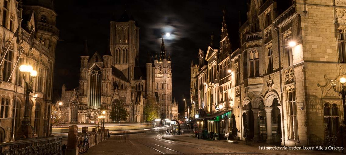 Qué ver en Gante en 2 días: foto nocturna con las torres
