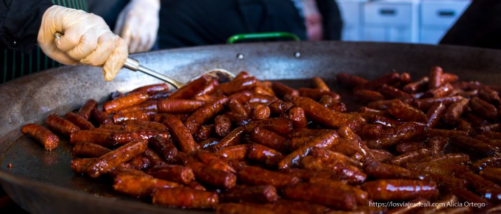gran sartén llena de chistorras por santo tomás en san sebastián