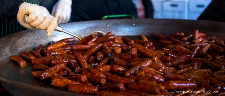 gran sartén llena de chistorras por santo tomás en san sebastián