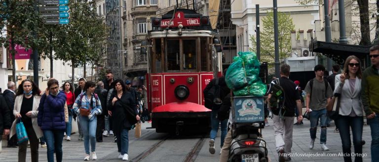 tranvía de istiklal cruzando el puente de gálata