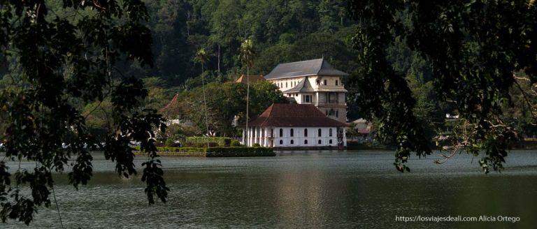 qué ver en Kandy: lago con el templo