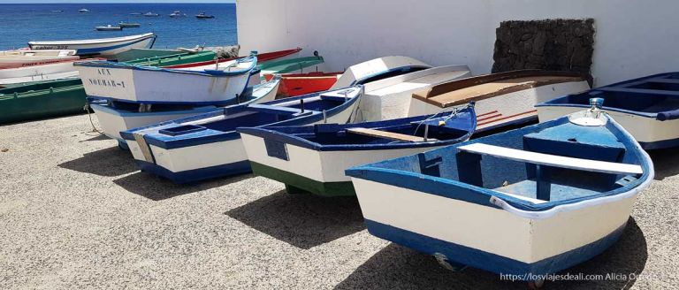 5 pueblos de Lanzarote tan bonitos que no querrás irte 2 pueblos de lanzarote: barcas de pesca en punta mujeres