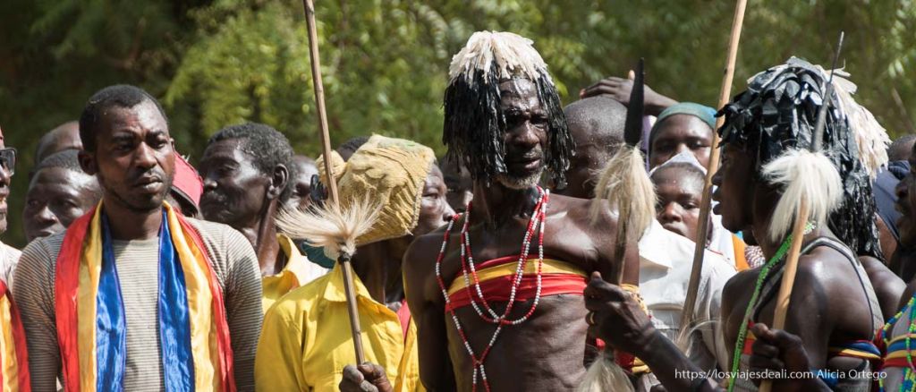 Etnias de Chad: los Moussey 2 hombres moussey una de las etnias de chad con lanzas para danzar