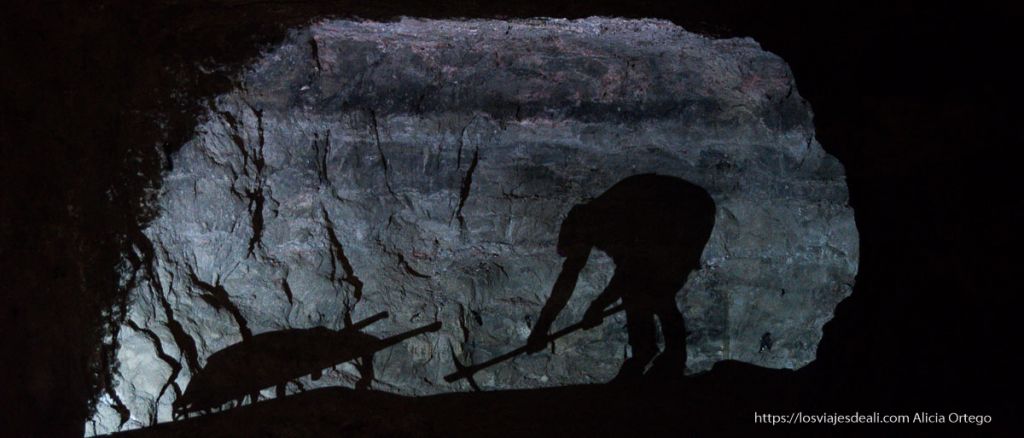 Visita a Mina Lucía de asfalto natural en Atauri (Álava), una experiencia fascinante 4 figura de minero trabajando en mina lucía