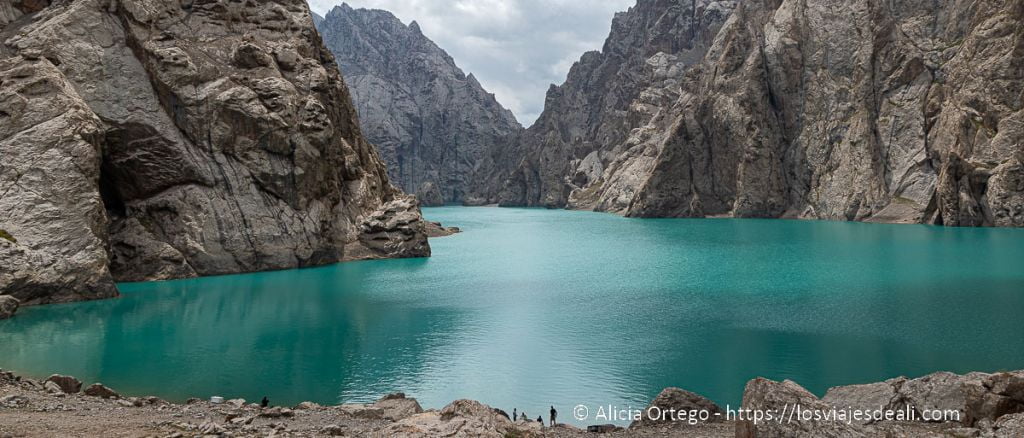 Consejos para viajar a Kirguistán, el país de las montañas coloridas 10 viajar a kirguistán lago kel suu de color turquesa entre montañas