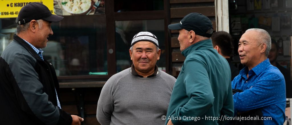 36 curiosidades de Kirguistán que te van a sorprender 7 curiosidades de kirguistán: un grupo de hombres hablando sonrientes