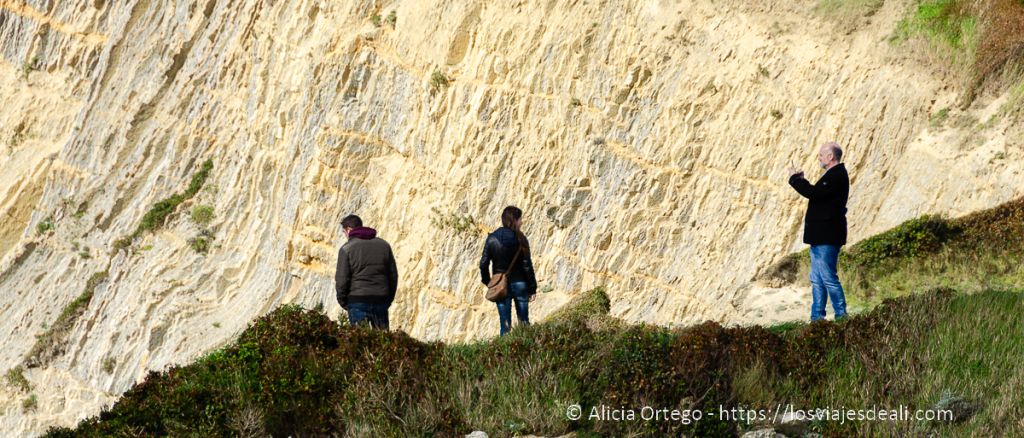 9 consejos para viajar: recomendaciones prácticas para cualquier destino 6 consejos prácticos: gente haciendo fotos en un acantilado