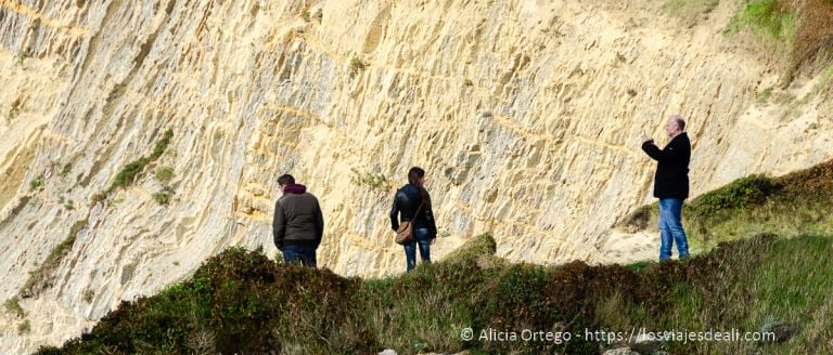 consejos prácticos: gente haciendo fotos en un acantilado
